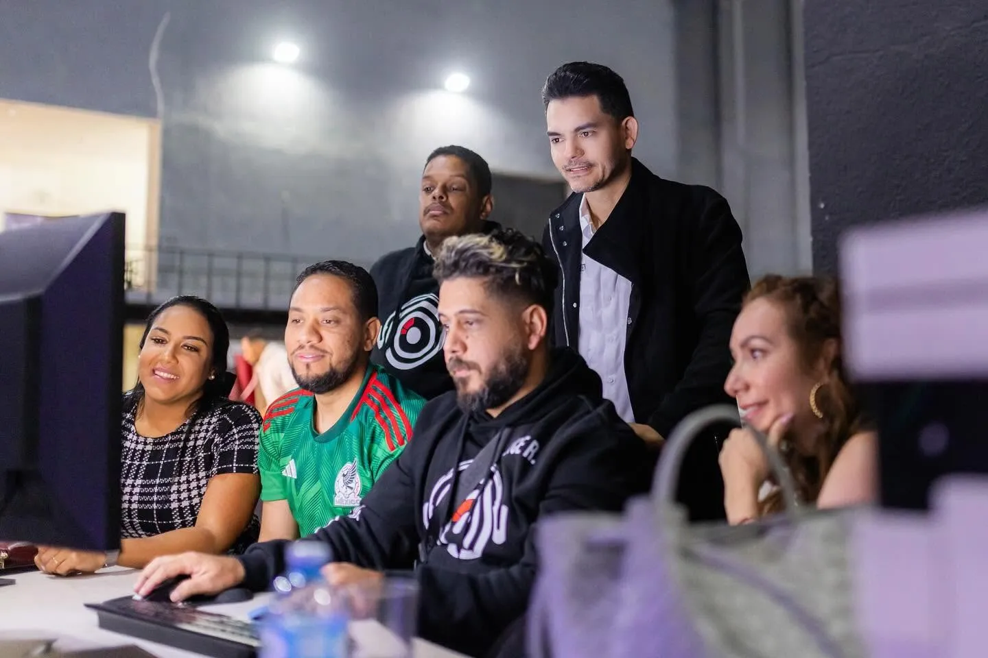 Camilo Then supervisa la producción desde la cabina de control junto a su equipo